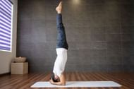 Shoulderstand the right way. (Image via Freepik)